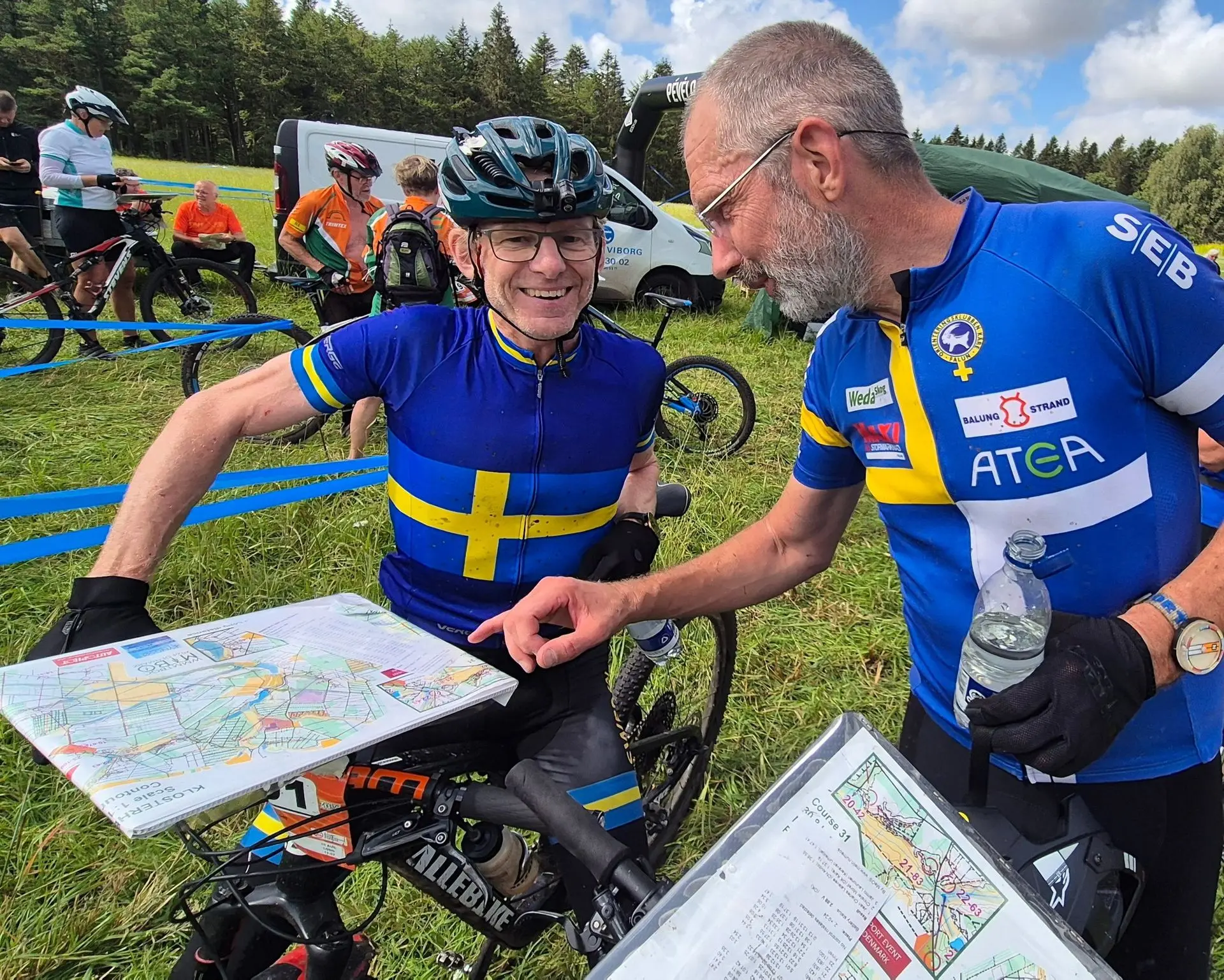 Glada mountainbikeorienterare efter att ha cyklat långdistans i Danmark.